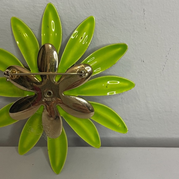 HP 💕 sixties mod chartreuse lime green metallic daisy broach w gold center pin! - Picture 13 of 14